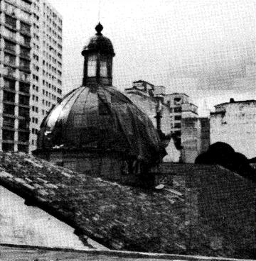 修理中の教会のドーム
