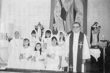 初聖体を受けた子どもたち（左端）Sr林静子
