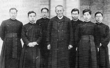 ローレンス師ローマ・ウルバノ大神学校で日本人神学生を激励　（中央）ローレンス師　（後列左）書沢神学生（司教・故人）　（同右）里脇神学生（枢機卿・故人）
