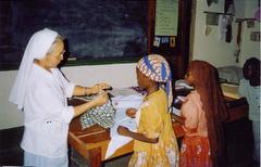 ムッシュワー（頭巾）を作る生徒

